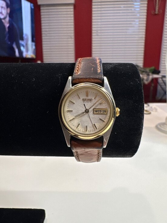 Vintage Women’s Seiko Quartz Watch Dial Date Thrashed Brn leather strap READ main image 6